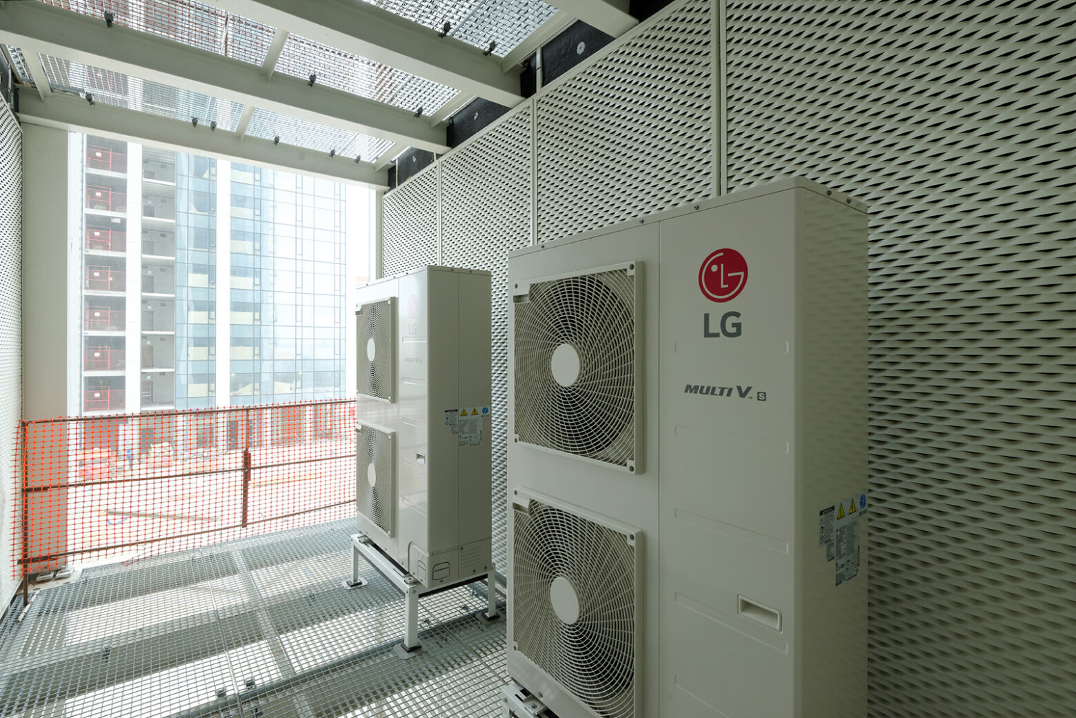Наружные блоки кондиционеров в техническом помещении этажа новостройки