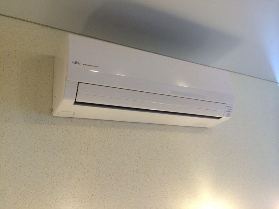 Фото кондиционера Fujitsu Настенный блок Fujitsu ASYG12LJCA серия Standard Inverter (35 м²)