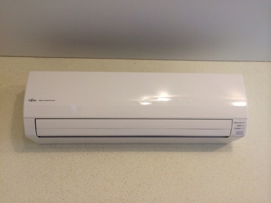 Фото кондиционера Fujitsu Настенный блок Fujitsu ASYG24LFCC серия Standard Inverter (70 м²)